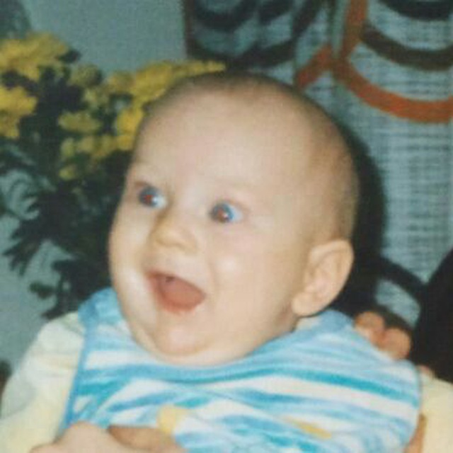 Ein Baby, das sich riesig freut.